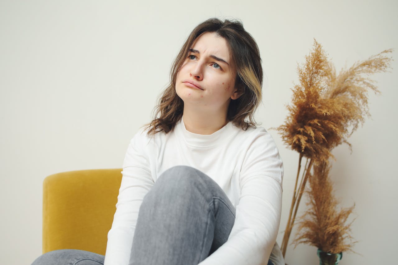 Salicylic Acid vs Glycolic Acid: Which One is Best for Acne, Pores & Skin Brightening?