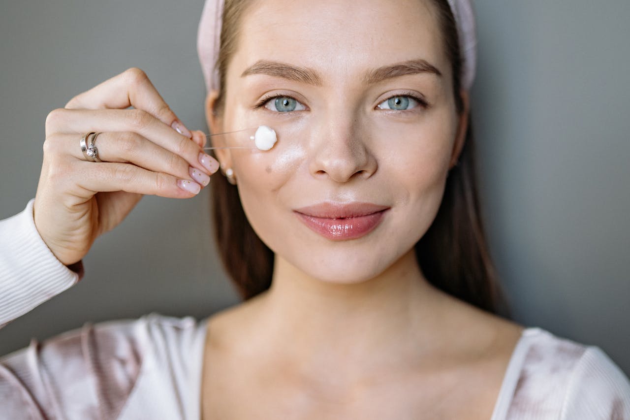 AHA BHA Serum Benefits, How to Use, and Top Picks